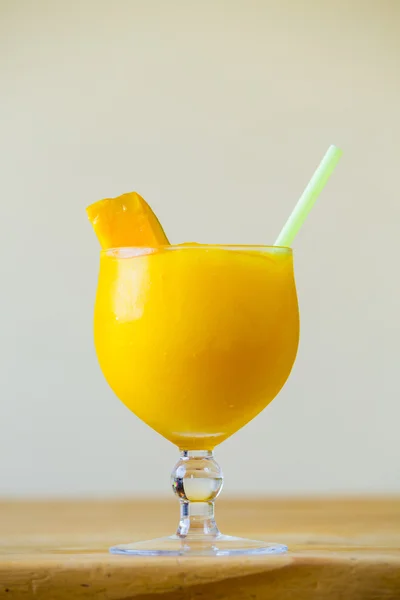 黄色のマンゴーのマルガリータ — ストック写真