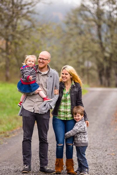 Familienporträt von vier im Freien — Stockfoto