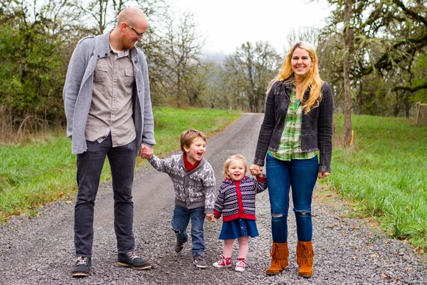 Familjeporträtt av fyra utomhus — Stockfoto