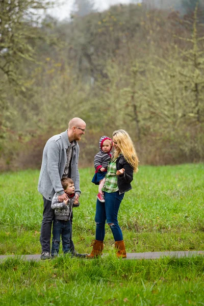 Aile yaşam tarzı portre açık havada — Stok fotoğraf