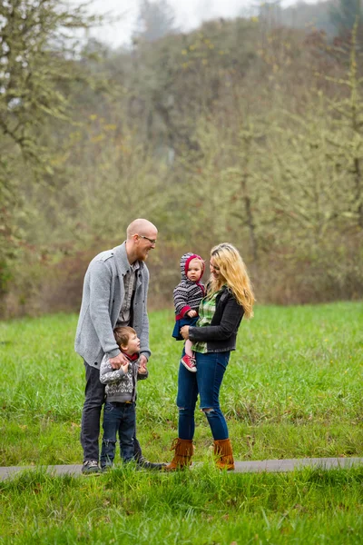 Stile di vita della famiglia Ritratto all'aperto — Foto Stock