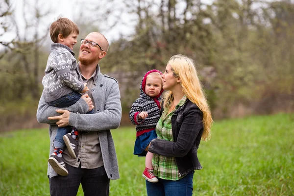 Family Lifestyle Portrait Outdoors — Stock Photo, Image