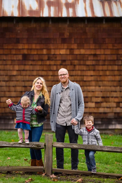Amerikaanse familie van vier levensstijl portret — Stockfoto
