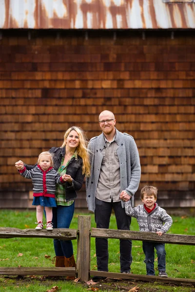 Ritratto di famiglia americana di quattro stili di vita — Foto Stock