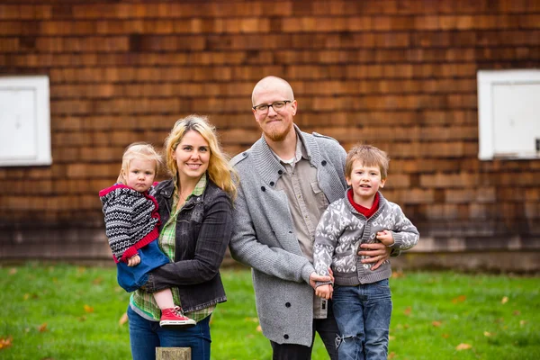 美国家庭的四个生活方式肖像 — 图库照片