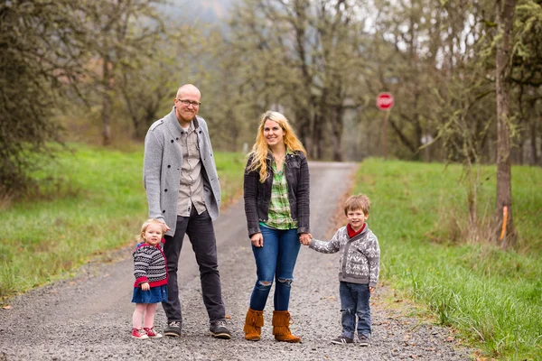 Familie portret van vier Outdoors — Stockfoto