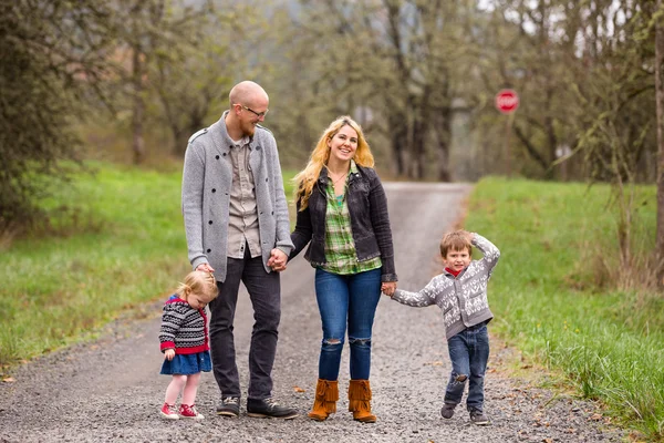 Familjeporträtt av fyra utomhus — Stockfoto