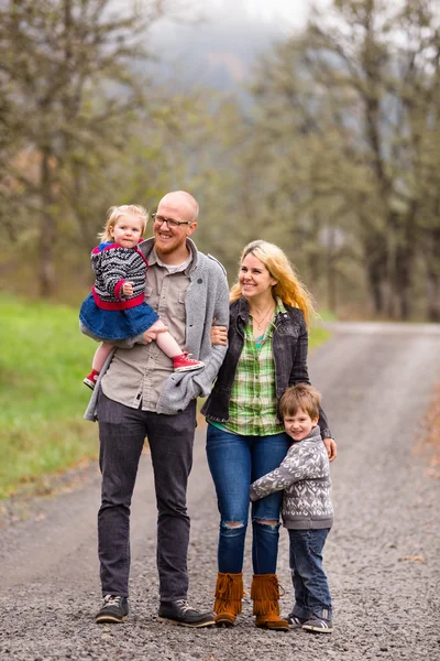 Familie portret van vier Outdoors — Stockfoto