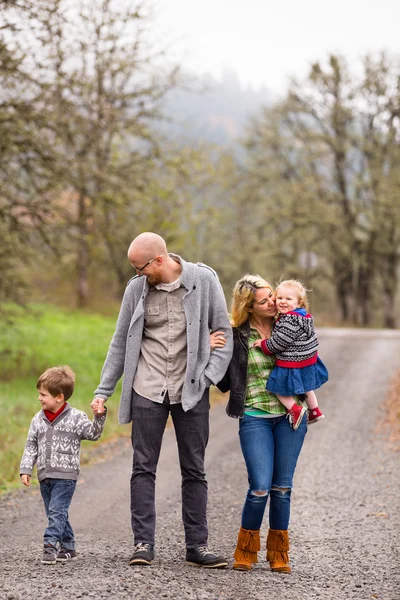 Familie portret van vier Outdoors — Stockfoto