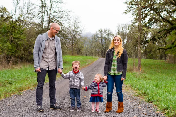 Familie portret van vier Outdoors — Stockfoto