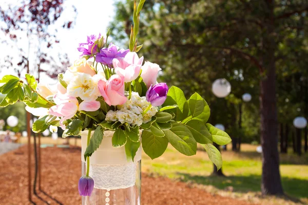 Blume im Mittelpunkt beim Hochzeitsempfang — Stockfoto