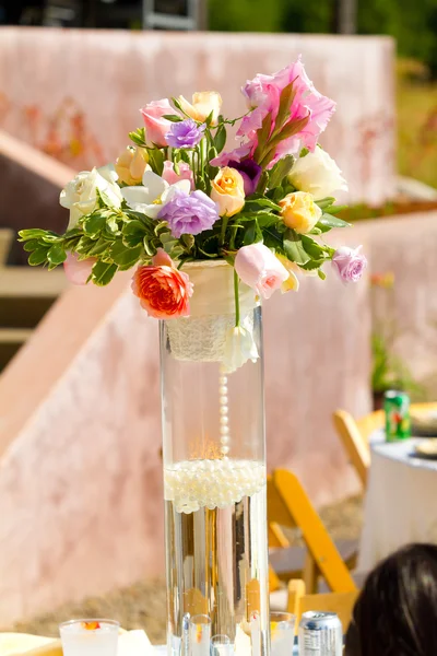 Pièce de centre de fleurs à la réception de mariage — Photo