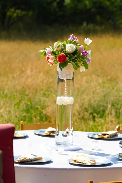 Flower Center Piece at Wedding Reception — Stock Photo, Image