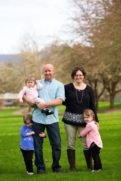 Familie van vijf personen — Stockfoto