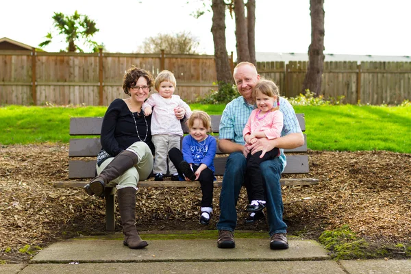 Fünfköpfige Familie — Stockfoto