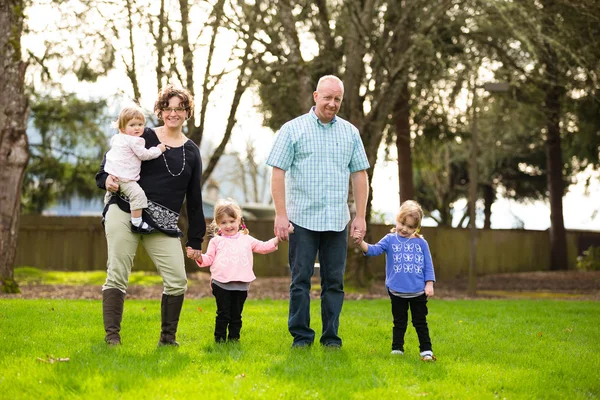 Fünfköpfige Familie — Stockfoto