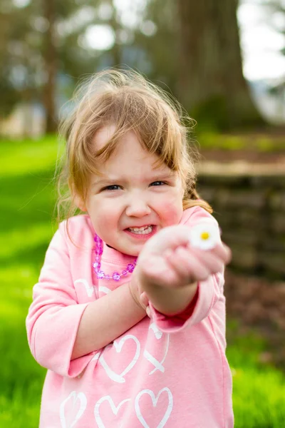 Meisje met bloem — Stockfoto