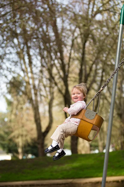 Einjähriger auf Schaukel — Stockfoto