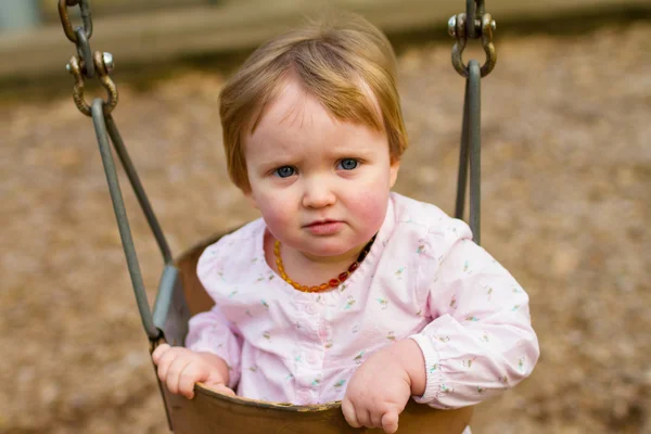 Een jaar oud op schommels — Stockfoto