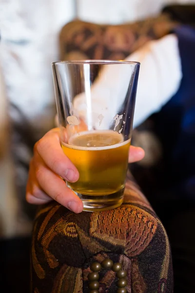 Bruidegom houden van bier in glas — Stockfoto