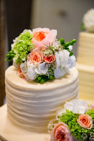 Bolo de casamento tradicional na recepção — Fotografia de Stock