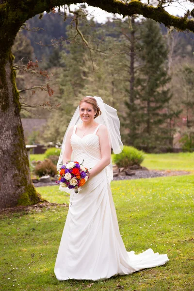 Retrato de novia hermosa en el día de la boda — Foto de Stock