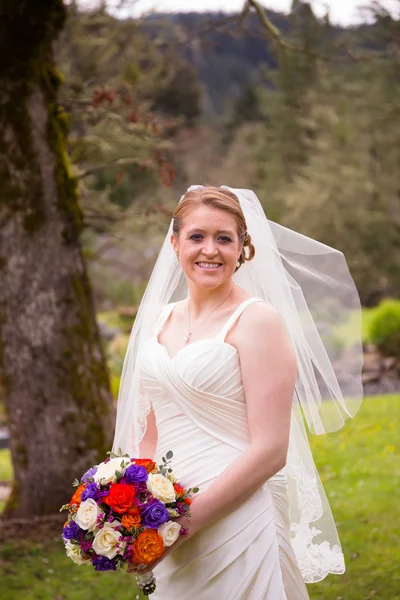 Porträt der schönen Braut am Hochzeitstag — Stockfoto