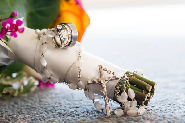 Bridal Bouquet and Rosary — Stock Photo, Image