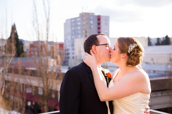 Sposa e Sposo all'aperto in città — Foto Stock