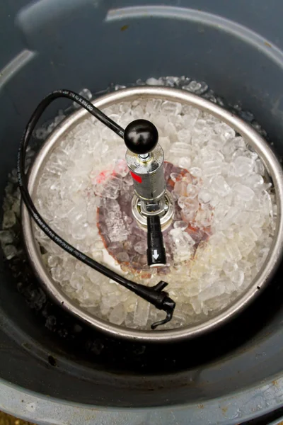 Barril de cerveja na festa no gelo — Fotografia de Stock