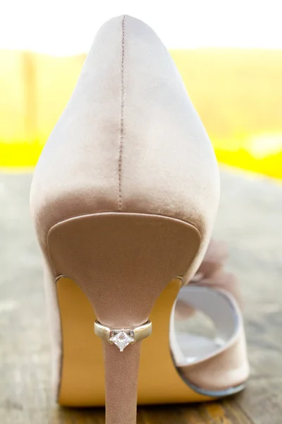 Salto alto Stilletto e anel de casamento — Fotografia de Stock