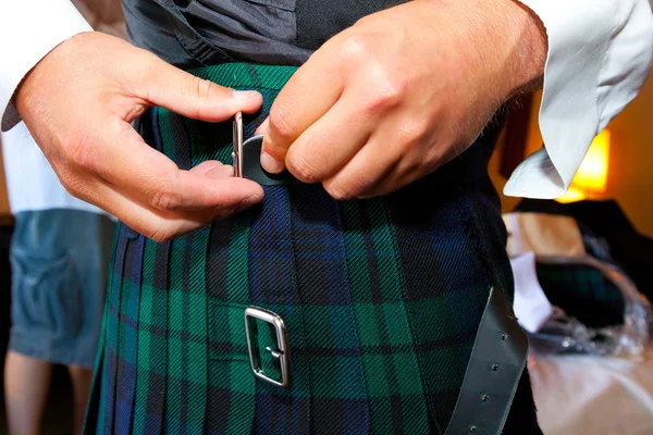 Свадебные наряды из шотландского килта — стоковое фото