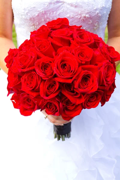 Mariée tenant bouquet de fleurs — Photo