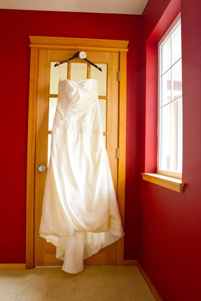 Vestido de novia colgando —  Fotos de Stock