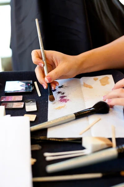 Artista de maquillaje con cepillo en el día de la boda — Foto de Stock