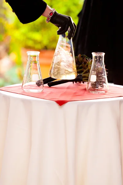 Эксперимент по химии в день свадьбы — стоковое фото
