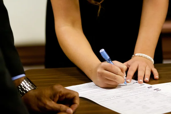 Firma licenza di matrimonio — Foto Stock