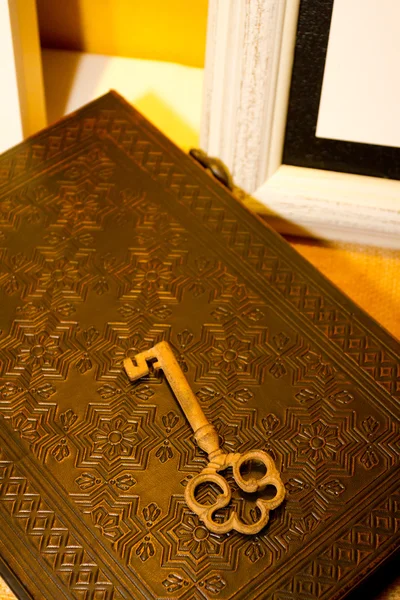 Antike Schlüssel auf Schachtel — Stockfoto
