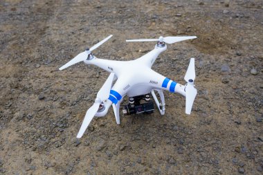 Dört helikopter uçak zeminde