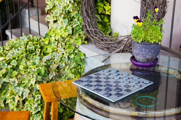 Jogo de damas na mesa de barril de vinho — Fotografia de Stock