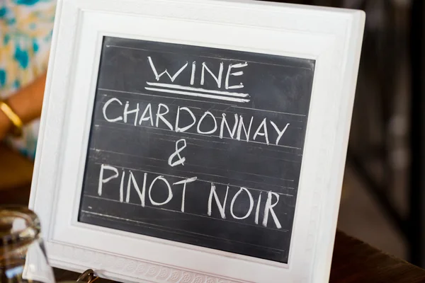 Sinal de vinho Chardonnay e Pinot Noir — Fotografia de Stock