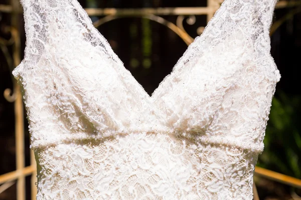 Hochzeitskleid hängt draußen — Stockfoto