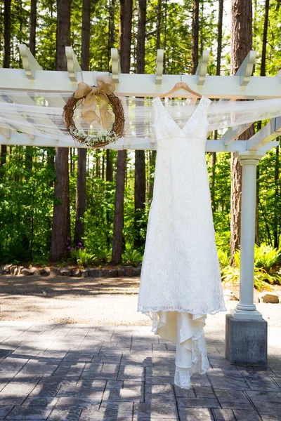 Vestido de novia colgando al aire libre —  Fotos de Stock