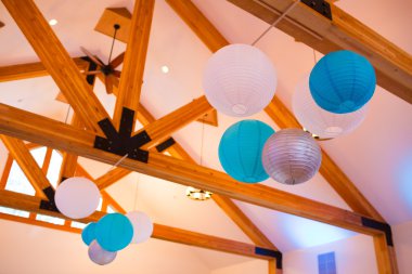 Mavi ve beyaz kağıt fenerler