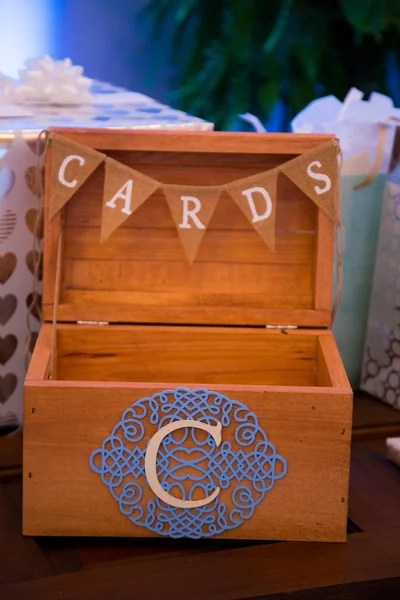 Коробка для свадебных подарочных карт — стоковое фото