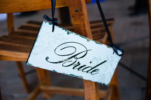 Mariée chaise de mariage signe — Photo