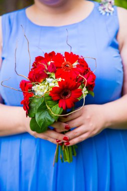 Düğün buketi elinde nedime