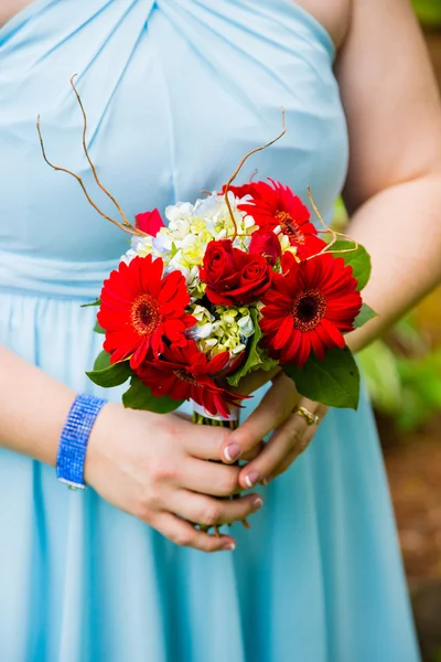 Dama de honra segurando buquê de casamento — Fotografia de Stock