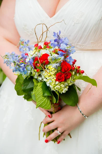 Mariée tenant bouquet de mariage — Photo