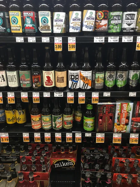 Выбор пива в продуктовом магазине — стоковое фото